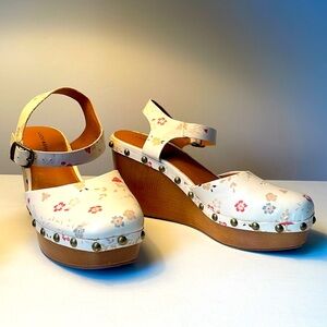 Lucky Brand Wedge Closed Toe Sandals size 8 cream color